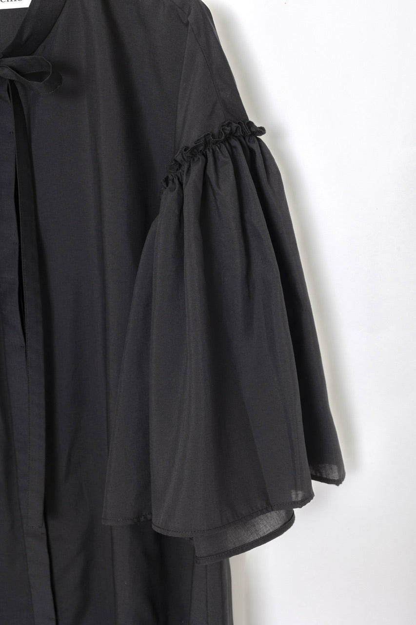 petal sleeve blouse / black