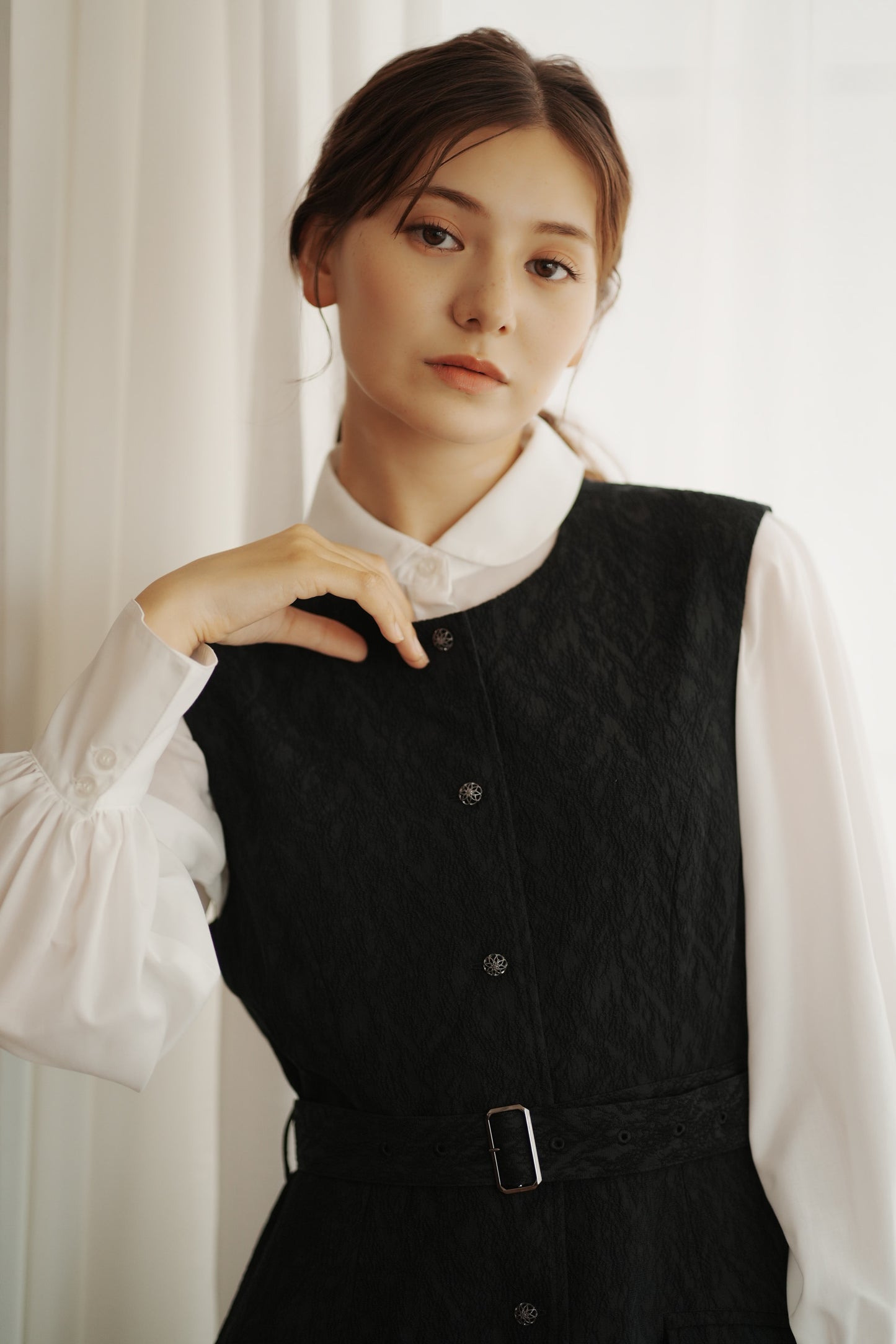 round collar blouse / off white