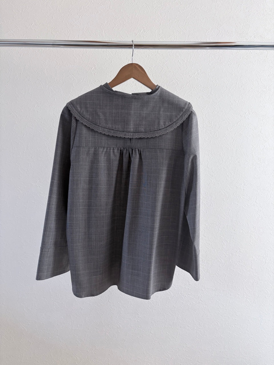【サンプル】falling collar high neck blouse / gray check