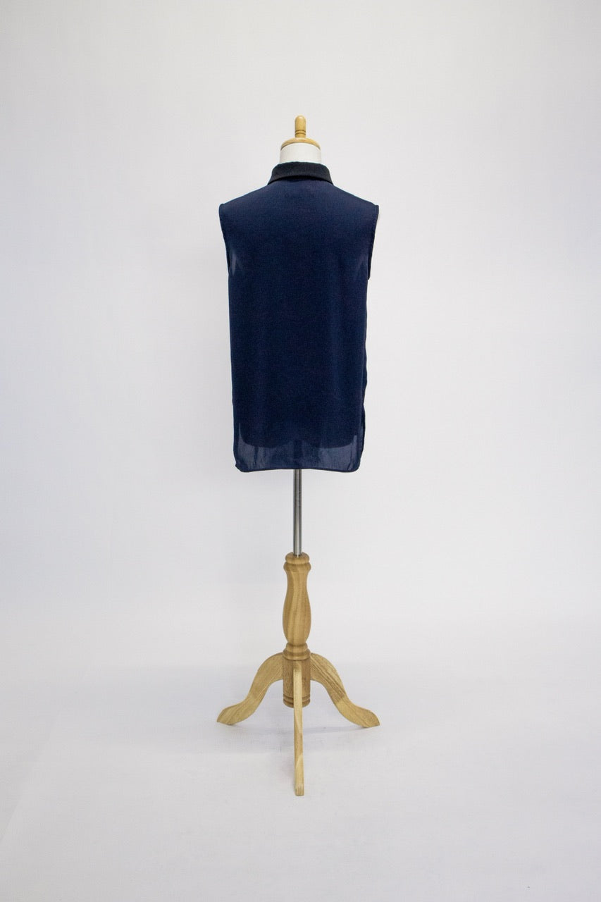 round collar sleeveless blouse