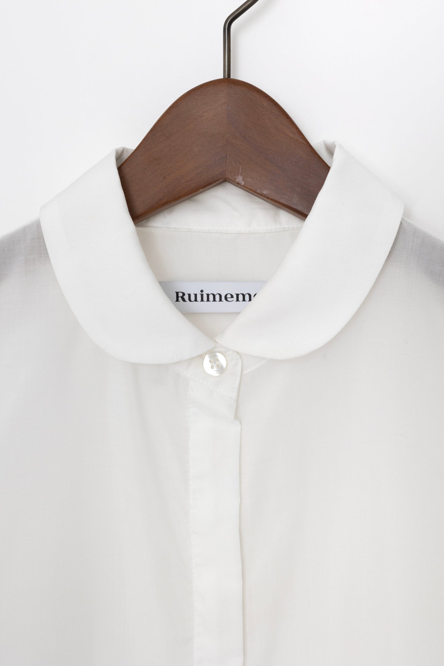 round collar blouse / off white