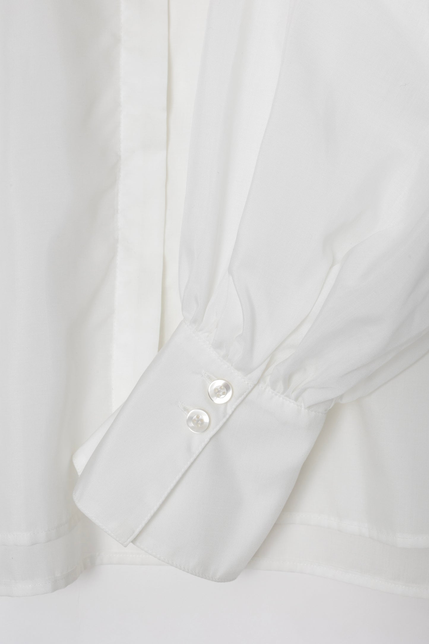 round collar blouse / off white